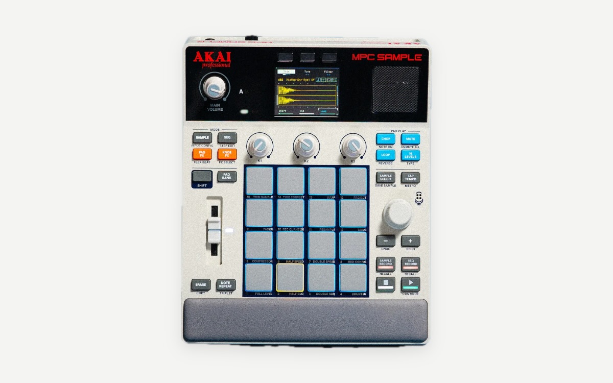 Akai MPC Sample seen from above: screen, three knobs and 16 pads